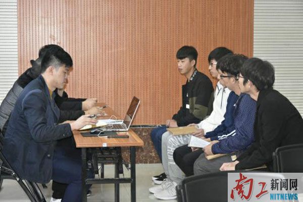 2017-11-03_174414_544907.jpg 面试现场1.jpg